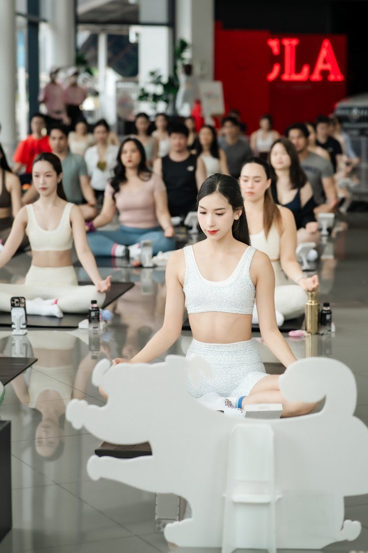 Guests meditating during the Mercedes-Benz Thonburi Phanich yoga session