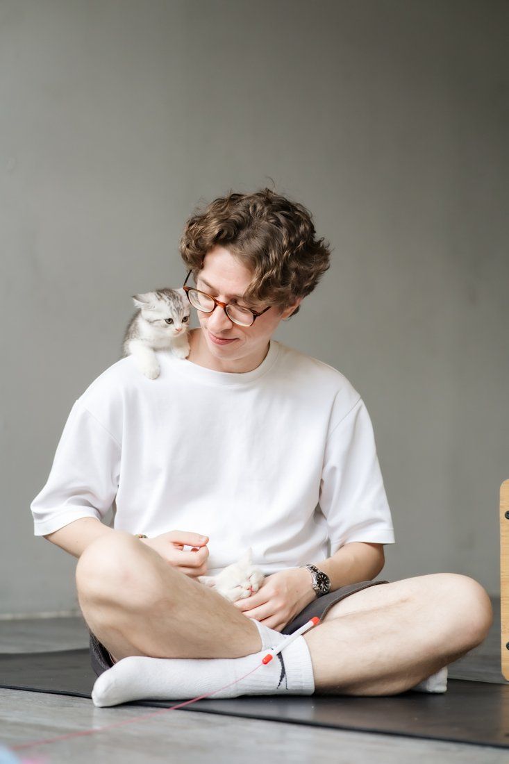 Guest with a kitten on his shoulder