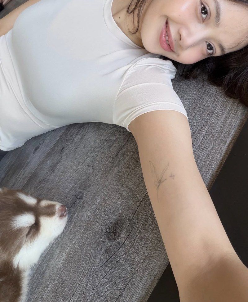 Lalisa Manoban relaxing with a husky puppy at Furapy
